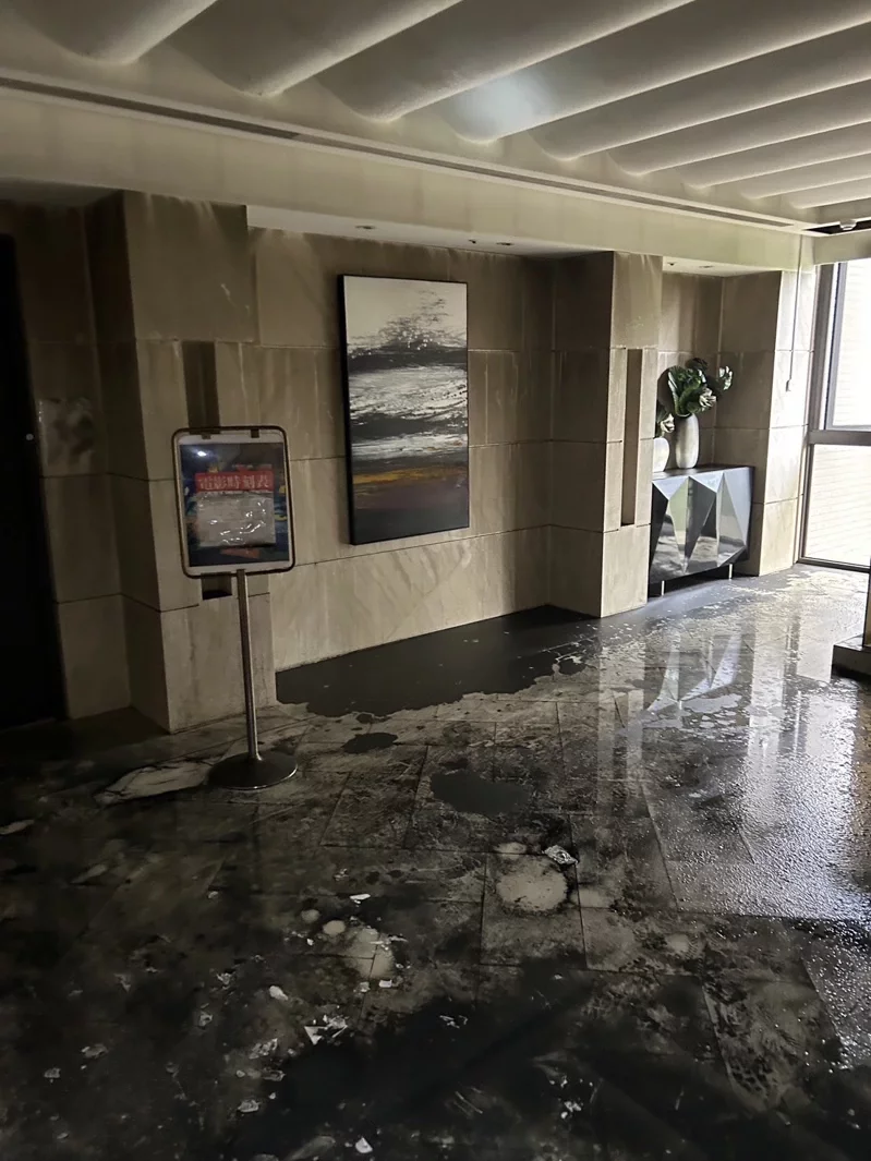 新竹市東區慈雲路晴空匯28樓社區大樓災後現場地板、牆壁沾滿漆黑焦油。(民眾提供)