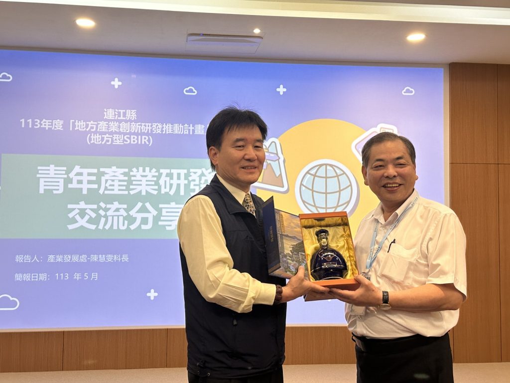 世代交替青年永續,連江縣陳冠人副縣長(左一),新竹縣陳見賢副縣長(右一)帶領青年交流訪問,一起喊出,新馬連線,商機無限共促新創商機。(圖/記者林照東攝)