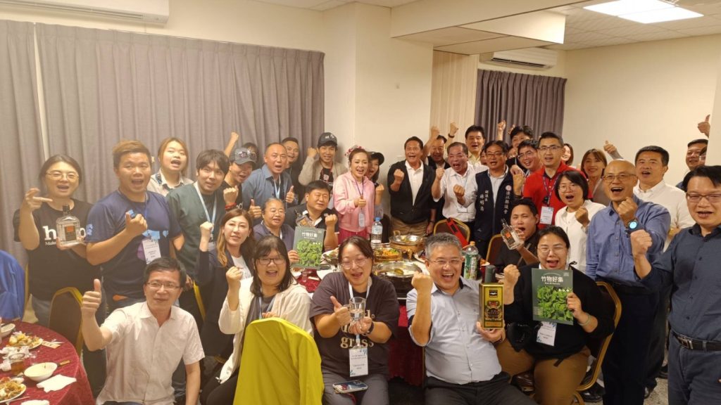連江縣王忠銘縣長於晚間設宴歡迎新竹縣青創基地夥伴,大家熱烈交流。(圖/林照東攝)