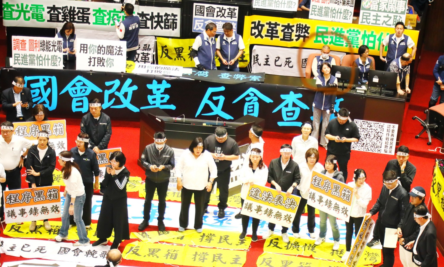立法院審查國會改革法案,朝野對峙,王鴻薇守在議場卻被徐國勇主持的民視「全國第一勇」節目造謠「在台大兒童醫院受訪」。