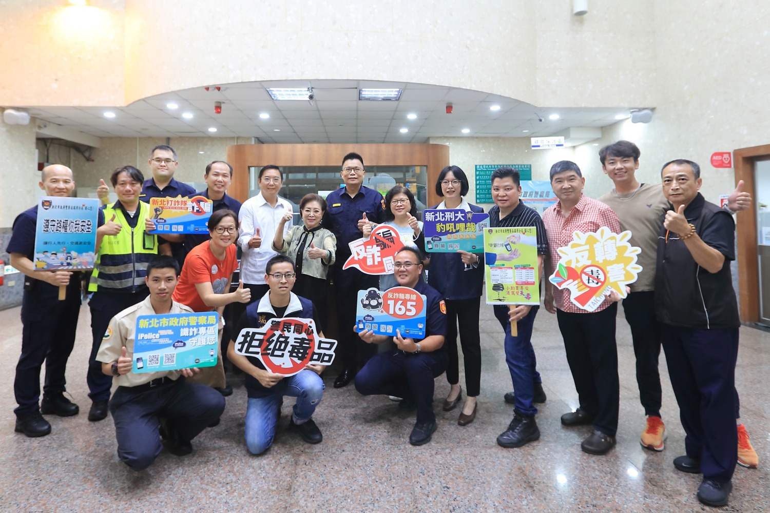 瑞芳分局與國民阿嬤共同宣導防詐觀念。(記者徐煜勝翻攝)