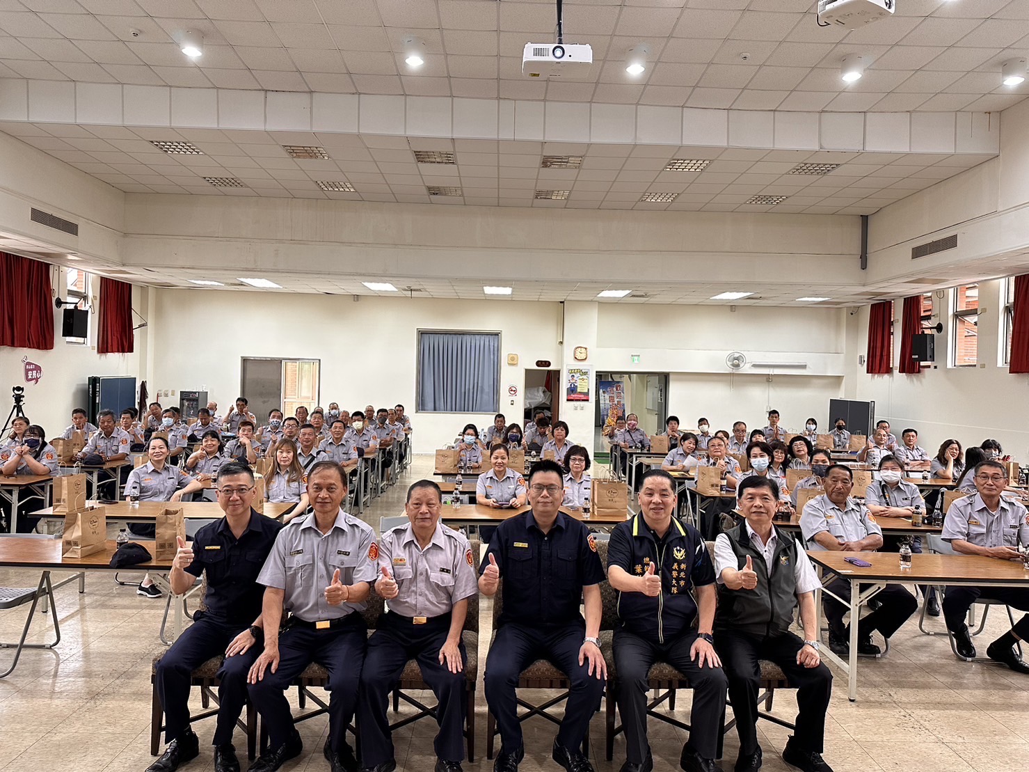 瑞芳分局長陳建龍(右三)與義警中隊共同辦理年度常訓。(記者徐煜勝翻攝)