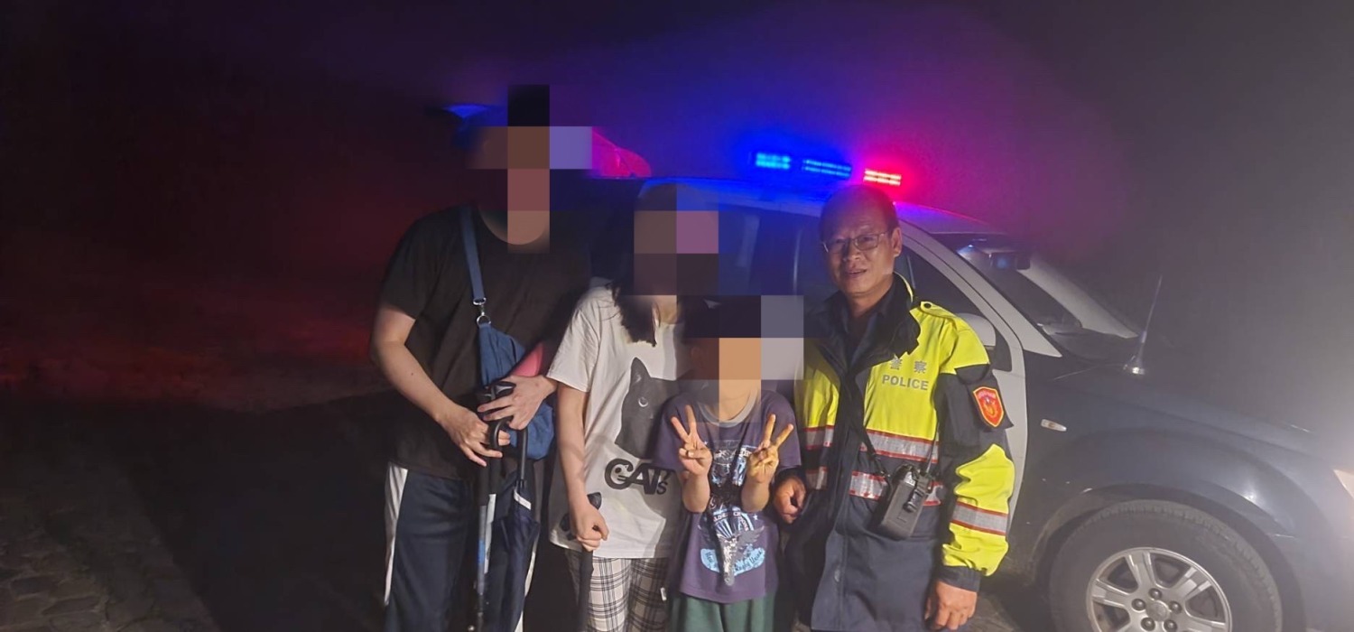 瑞芳警及時救援遊客關女ㄧ家。(記者徐煜勝翻攝)
