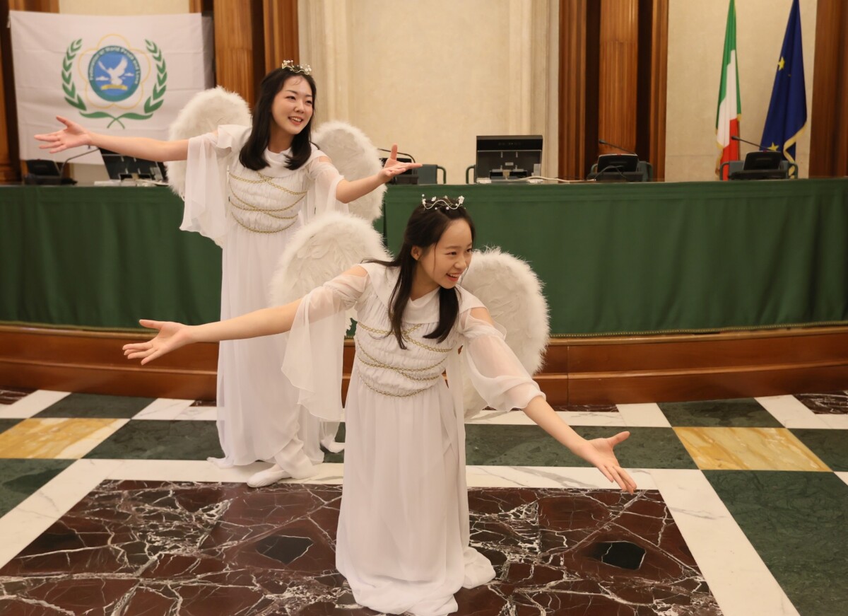 ▲親訪團成員在羅馬參議院內展演，以天使演繹《天堂的孩子》歌曲，為世人祝禱。（記者李欣翻攝）
