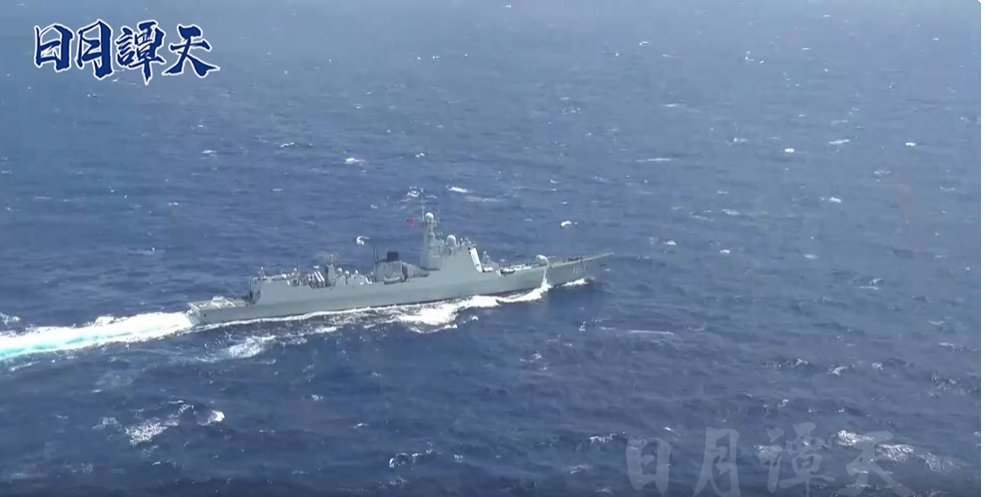 央視釋出環台軍演影片,圖為海上艦隻操演。圖/取自日月譚天