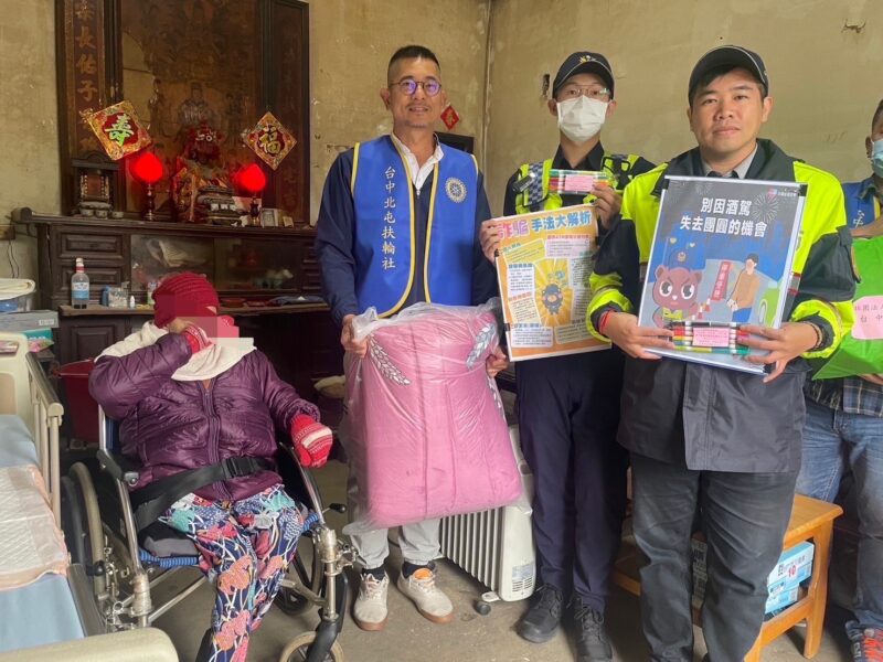 李員熱心公益關懷轄內民眾相片