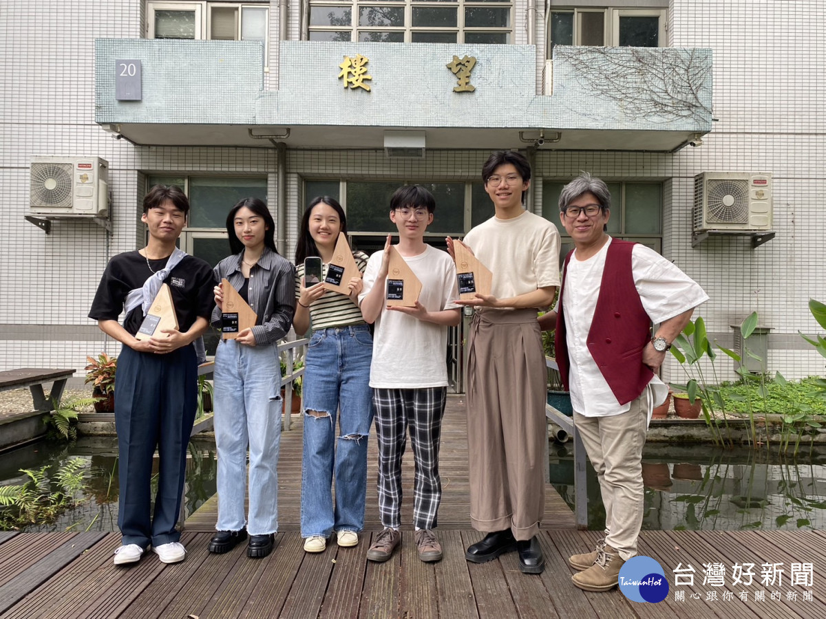 用心指導中原室內設計課程三年級的朱啟銘老師(右1),學生表現在各項競賽大放異彩。