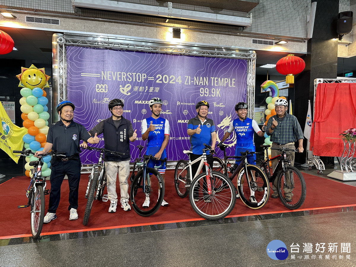 王副縣長與二位國手及林議員等歡迎選手參加。（記者扶小萍攝）