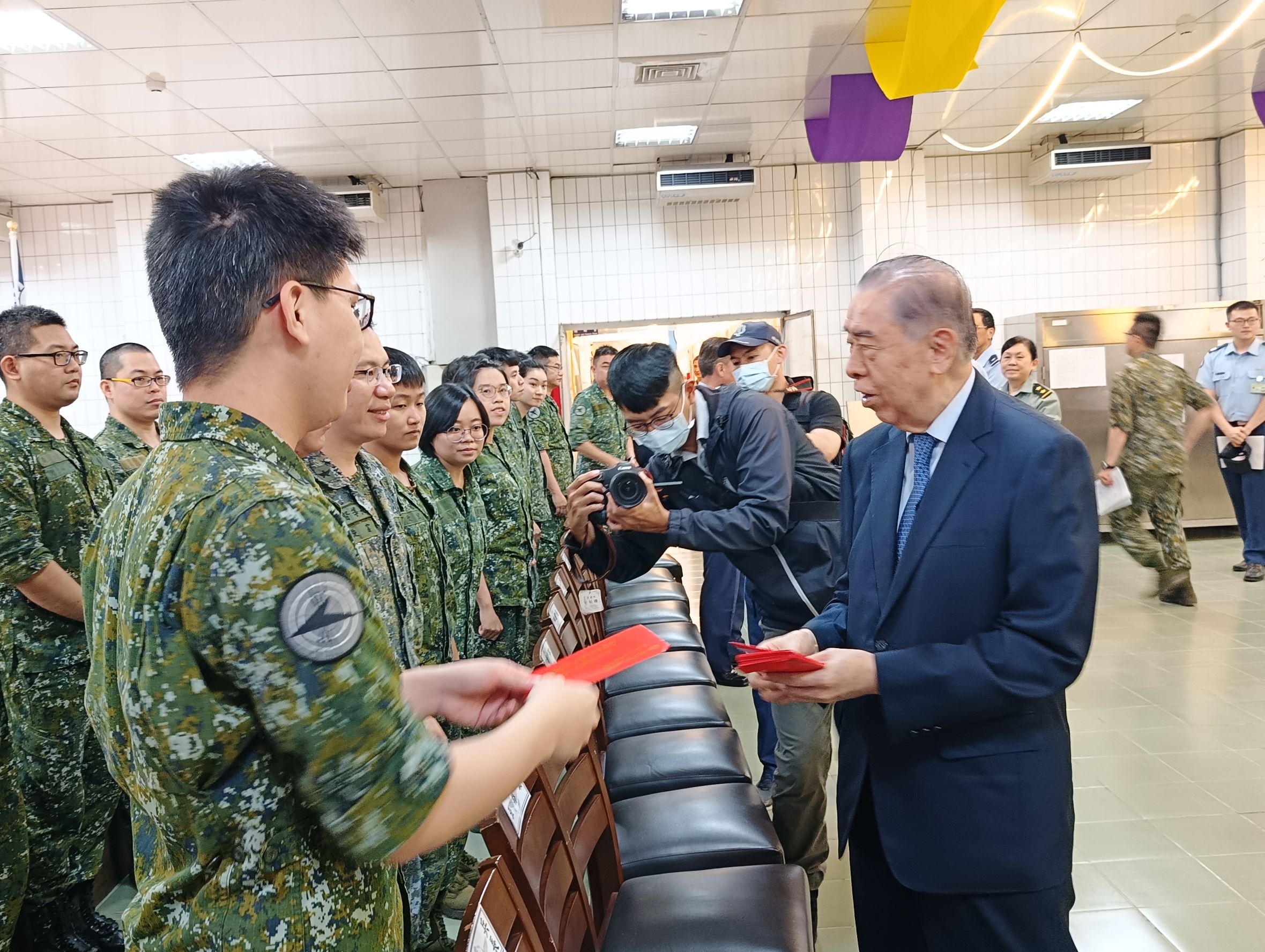解放軍圍台軍演剛落幕,軍人之友社榮譽理事長李棟樑立即慰問海、空軍偵搜部隊。王烱華攝