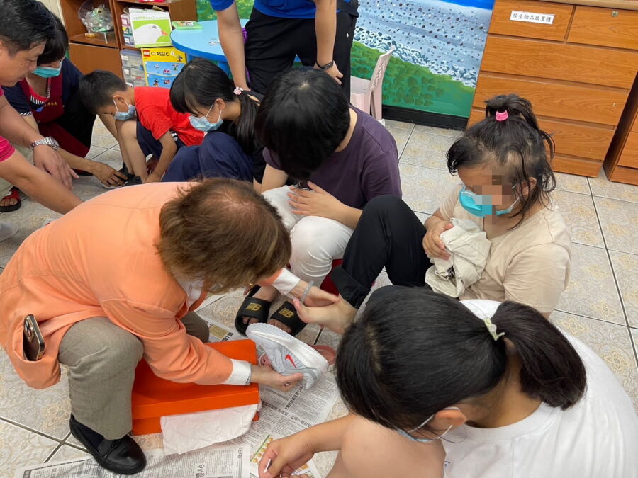圖/財團法人生命啟蒙教育創新基金會捐運動鞋助花蓮弱少年活動。(基金會提供)