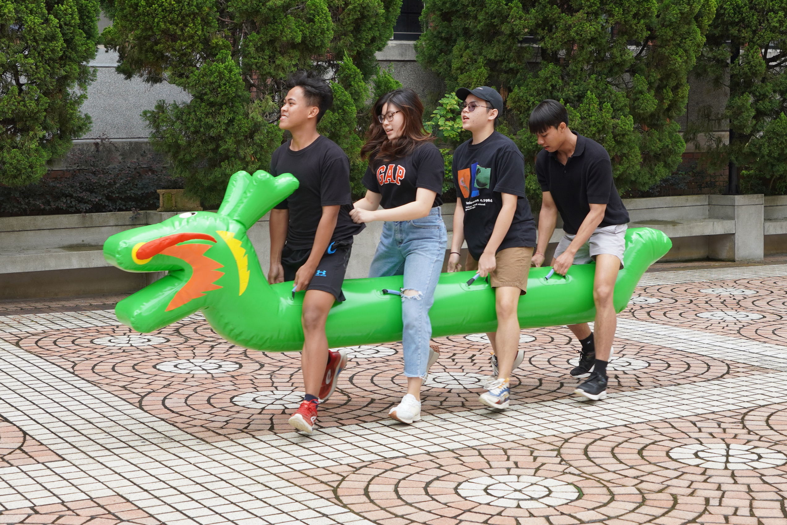 ▲大葉大學學生挑戰陸上行舟，考驗團隊合作默契。（記者張溎壕攝）