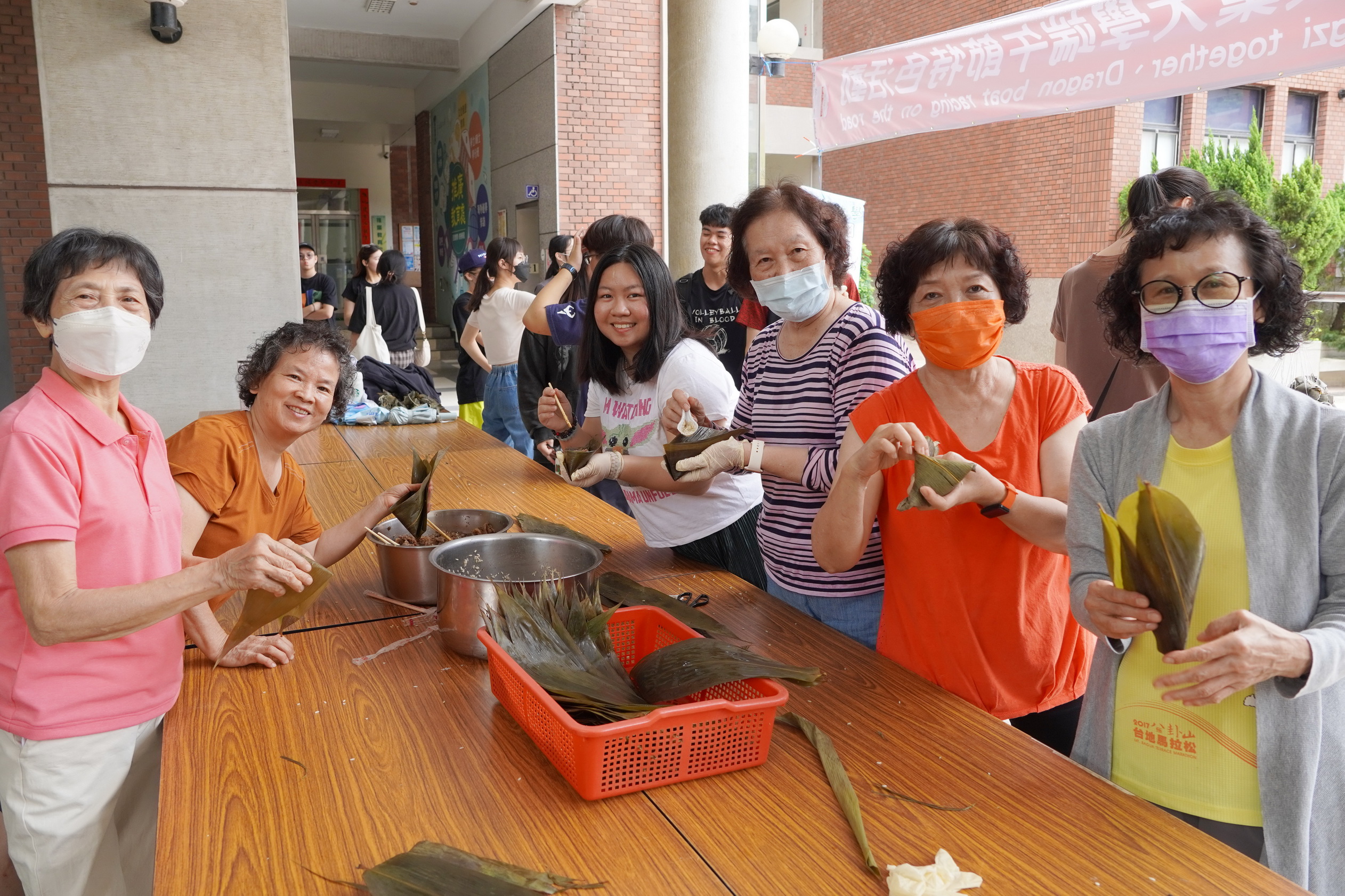 ▲大葉大學長青大學阿媽傳承包粽技巧。（記者張溎壕攝）