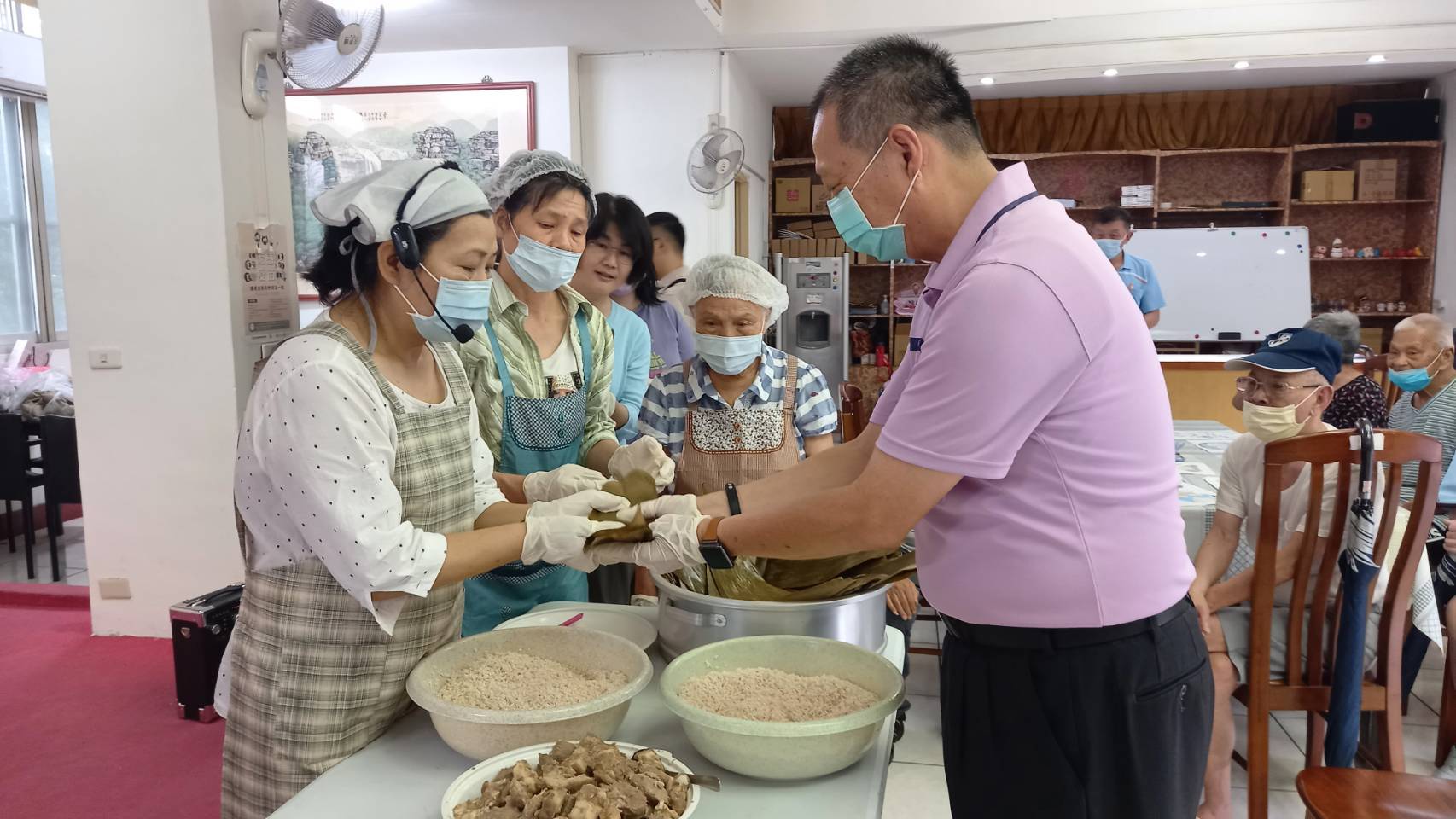 ▲粽香飄千里，端午節前夕，彰化榮家舉辦「溫馨傳承‧粽香四溢」活動，大家一起包粽子，讓長輩們重拾記憶、體驗包粽子的樂趣。（記者張溎壕攝）