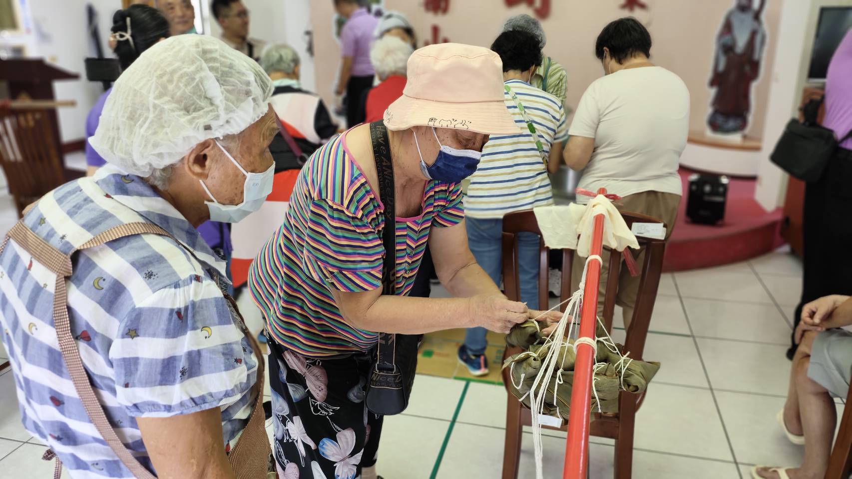 ▲粽香飄千里，端午節前夕，彰化榮家舉辦「溫馨傳承‧粽香四溢」活動，大家一起包粽子，讓長輩們重拾記憶、體驗包粽子的樂趣。（記者張溎壕攝）