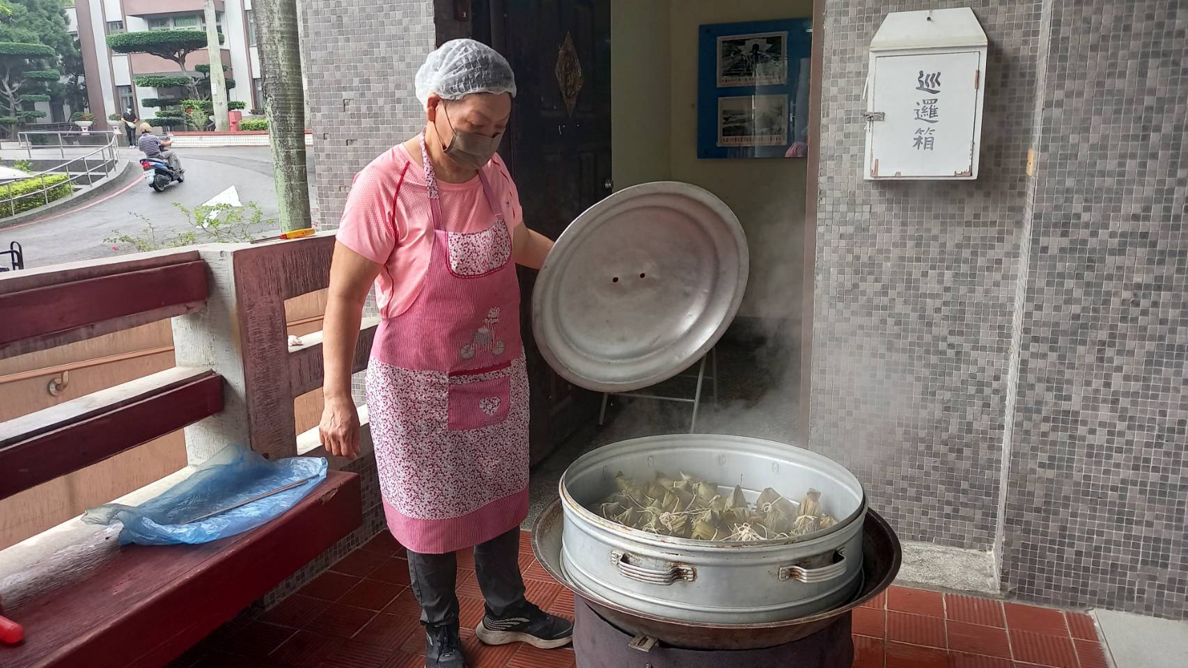 ▲粽香飄千里，端午節前夕，彰化榮家舉辦「溫馨傳承‧粽香四溢」活動，大家一起包粽子，讓長輩們重拾記憶、體驗包粽子的樂趣。（記者張溎壕攝）
