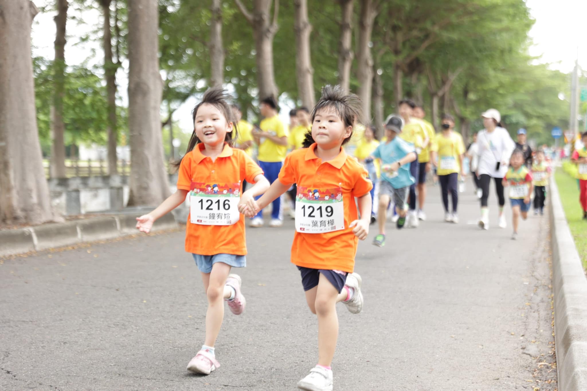 ▲田中鎮17所國高中、國小、幼稚園共約1200名應屆畢業生參加，在文興高中的戰鼓舞獅助陣下熱血開場。（田中馬提供）