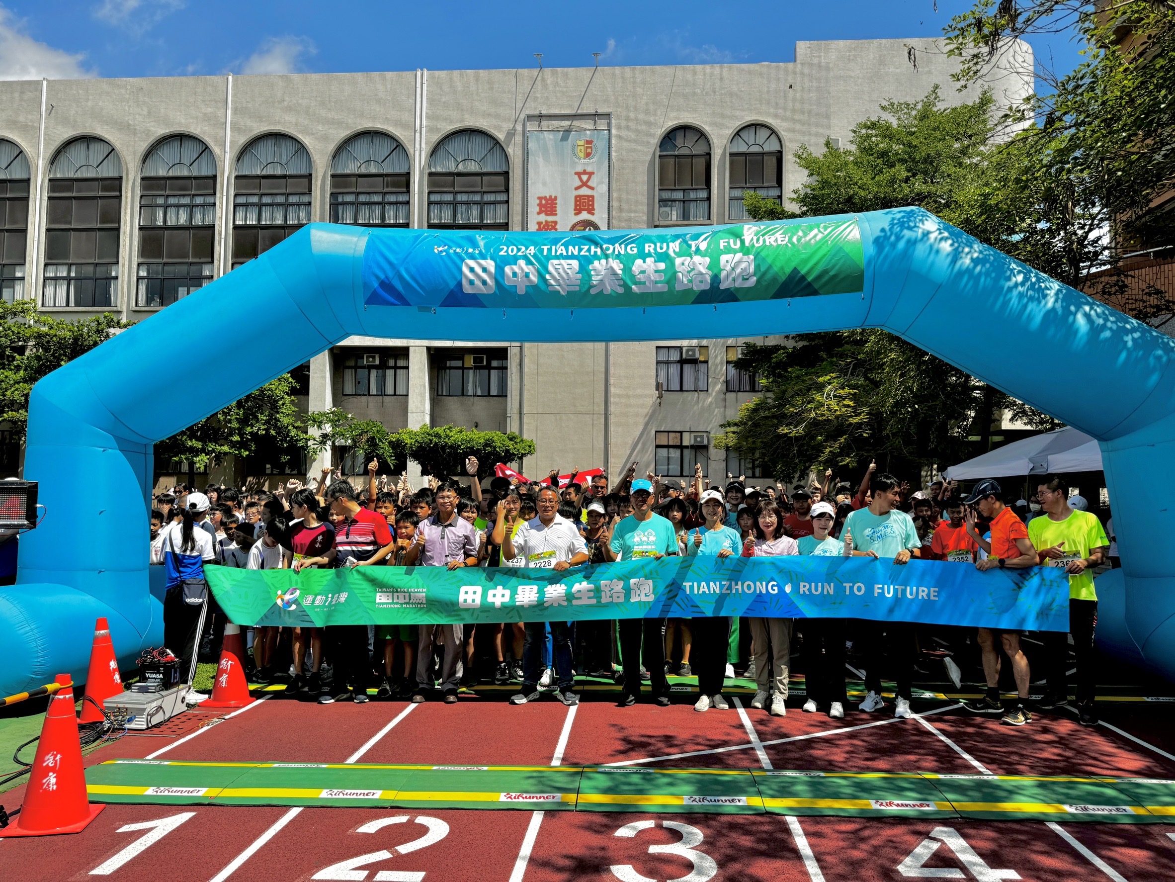 ▲田中畢業生路跑，田中鎮17所學校上千名應屆畢業生，今依年齡分別跑完3公里、5公里的田中畢業生路跑里程，是場充滿希望與汗水的路跑。（田中馬提供）