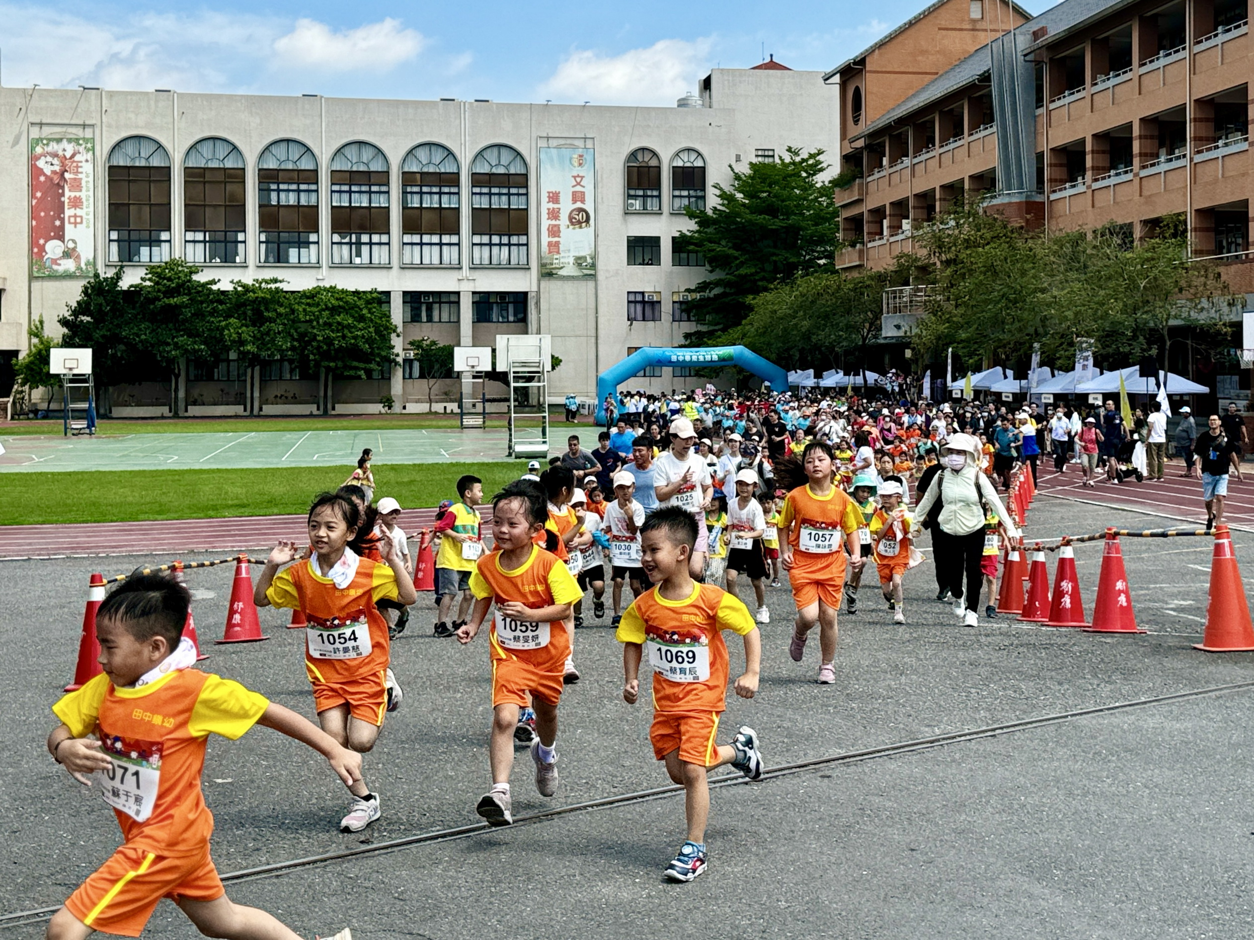 ▲田中畢業生路跑，田中鎮17所學校上千名應屆畢業生，今依年齡分別跑完3公里、5公里的田中畢業生路跑里程，是場充滿希望與汗水的路跑。（田中馬提供）