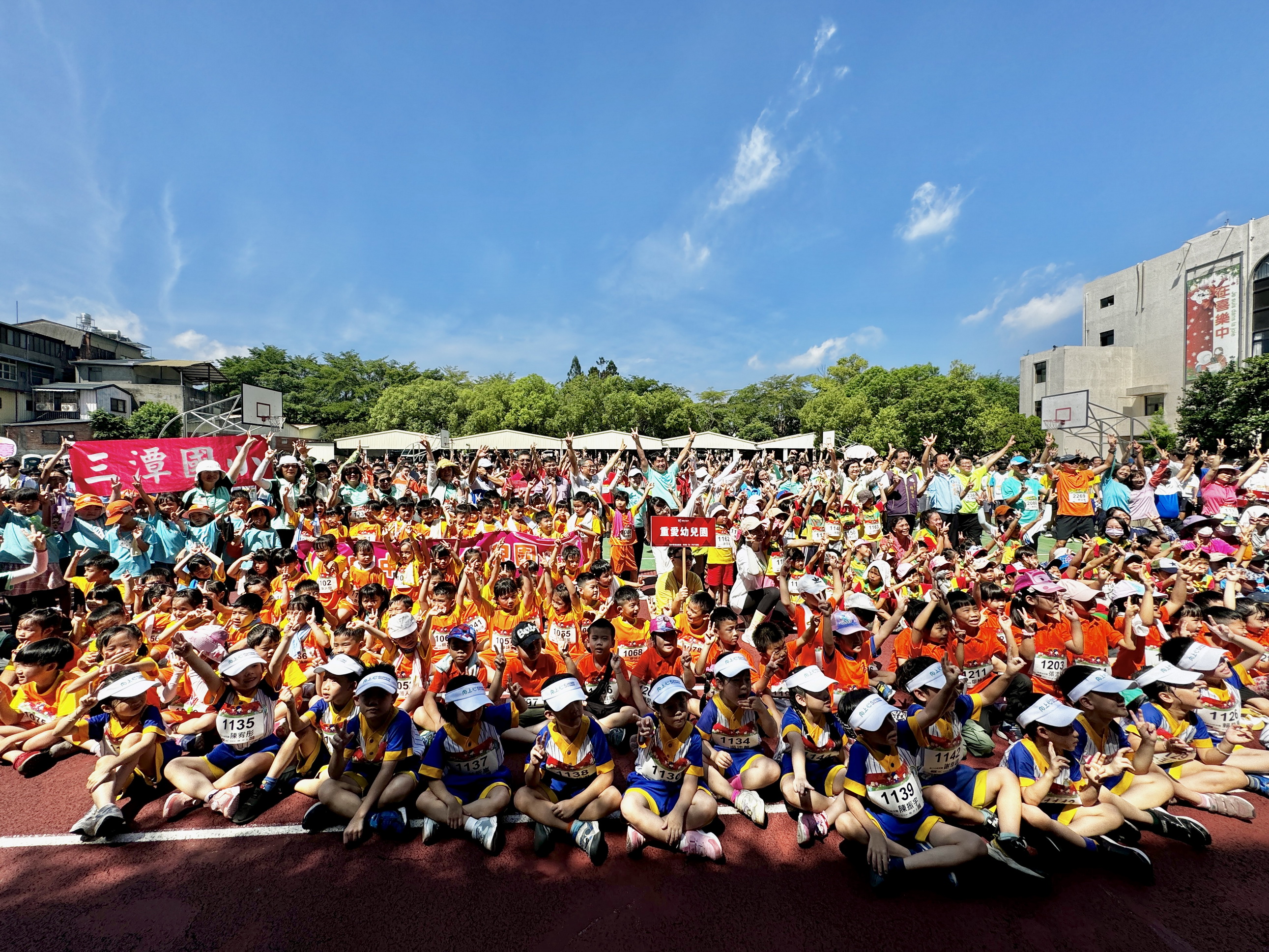 ▲田中鎮17所國高中、國小、幼稚園共約1200名應屆畢業生參加，在文興高中的戰鼓舞獅助陣下熱血開場。（田中馬提供）