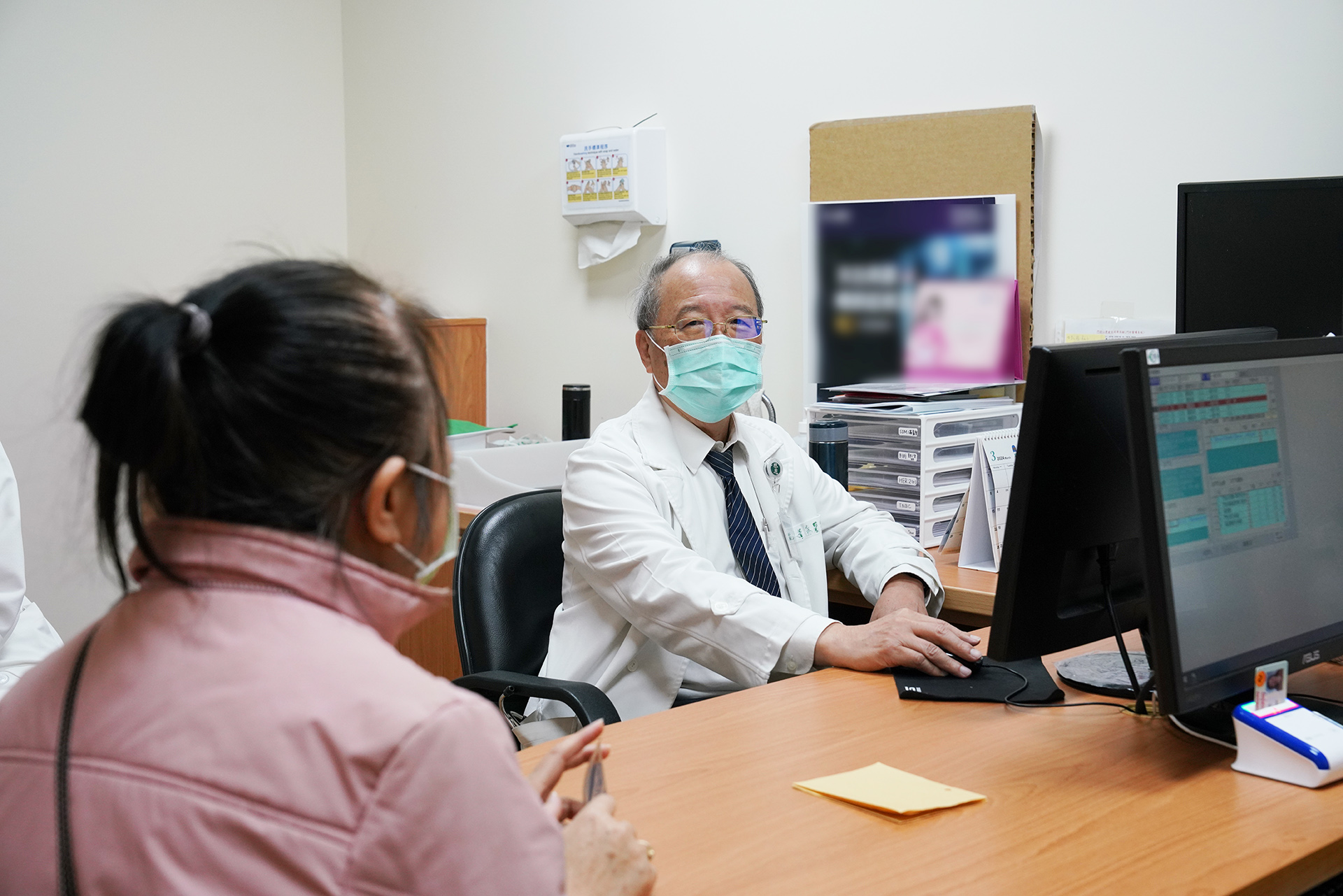華宗醫師(右)認為甲狀腺癌若被診斷為分化良好型惡性腫瘤,應及早接受適當的手術、放射碘治療及甲狀腺素治療。(圖為陳華宗醫師看診照,病人非新聞當事人)