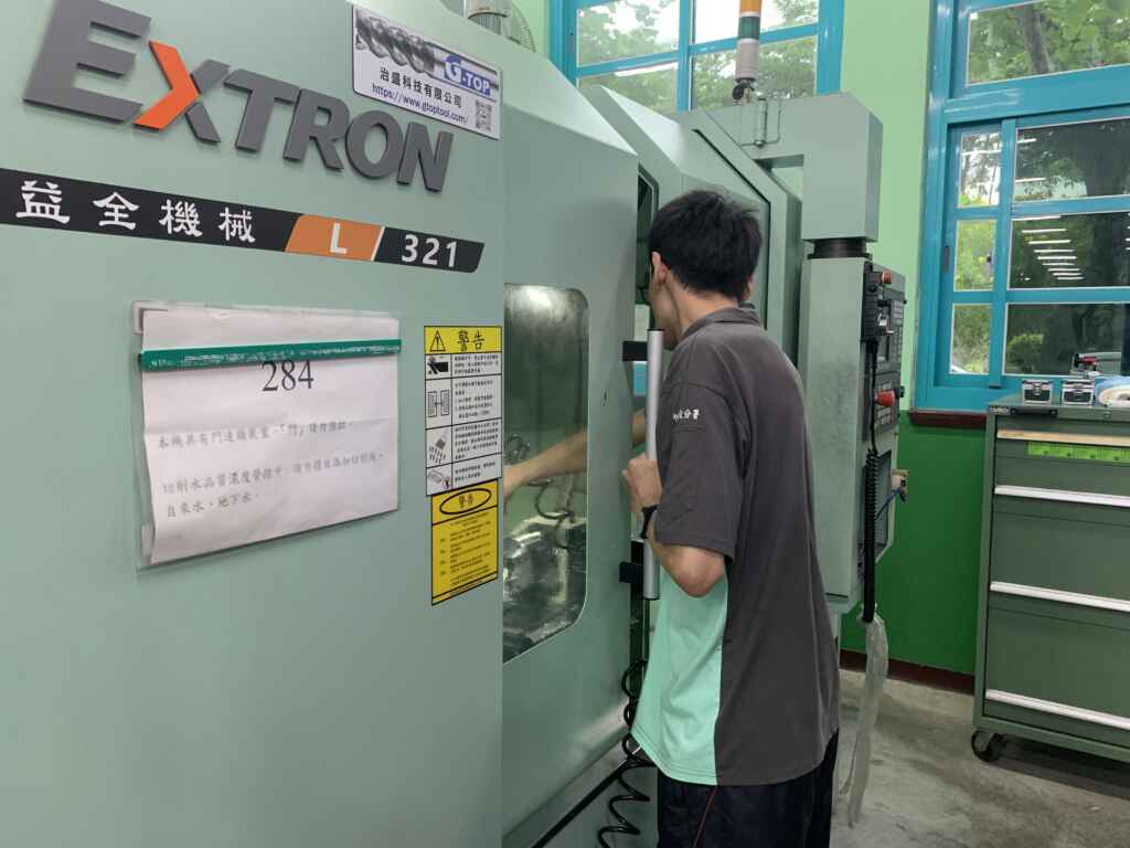 ▲阿騰透過實習課程增強CNC銑床機台實作技能。(中彰投分署提供)