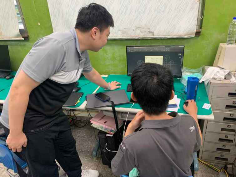 ▲中彰投分署職訓老師耐心指導阿騰使用繪圖軟體。（中彰投分署提供）