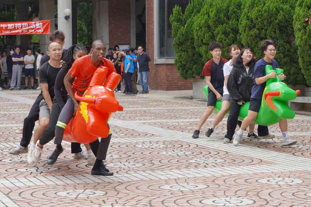 ▲大葉大學陸上行舟趣味競賽,境外學生與台灣學生感受龍舟樂趣。(大葉大學提供)