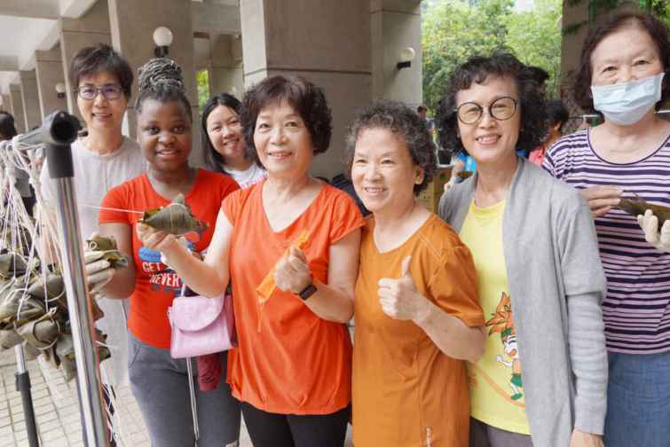 ▲大葉大學學務處邀請長青大學阿媽教學生包粽子。（大葉大學提供）