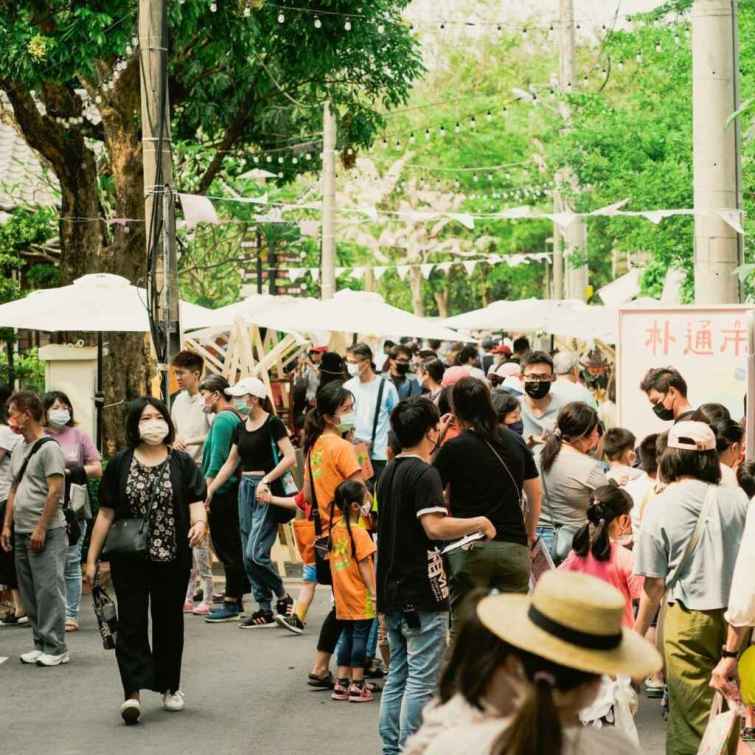 ▲有50家文創攤販進駐「朴通市集」，還可體驗穿漢服、欣賞布袋戲演出及手作課程。（嘉義縣政府提供）