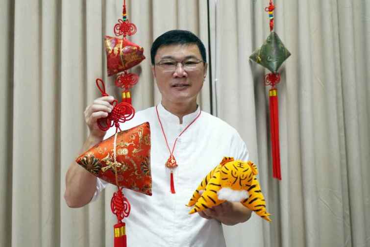 ▲為迎接端午節，鹿港公會堂會場特別設置「古代香料鋪」，準備了輾藥船、靈香、大黃、丁香等12種中藥材，讓您體驗製作傳統香粉的樂趣。（記者林明佑翻攝）