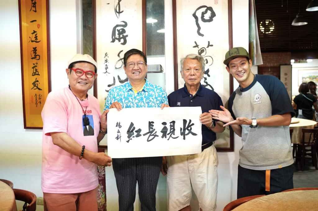▲許效舜現場揮毫與新竹縣長楊文科互贈墨寶,展現客庄滿滿的人情味!(新竹縣政府提供)