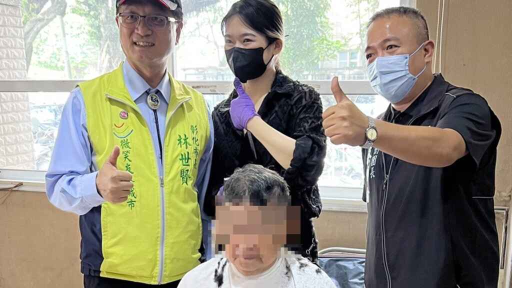 ▲端午節前夕,人安基金會彰化平安站今天在彰化市老人文康活動中心舉辦「寒士慶端午」活動,彰化市長林世賢與會,預祝寒士朋友端午佳節愉快,並呼籲大家一同關心寒士議題。(記者林明佑翻攝)