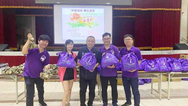 ▲人安基金會彰化平安站結合彰化人大小事社團及各界善心人士，發放端午健康包予寒士。（記者林明佑翻攝）