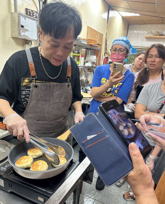 ▲吳志杰老師教學員煎小米酥餅的過程。（台中市原民會提供）