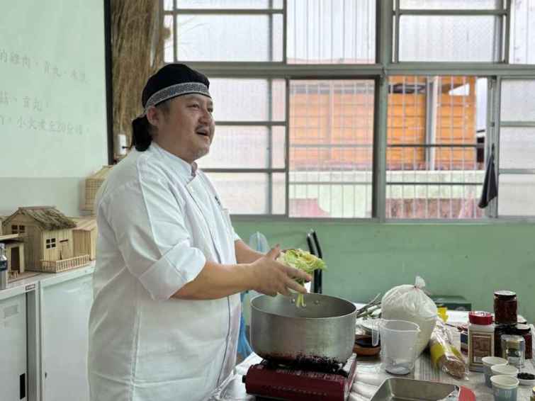 ▲講解食材特性及料理清湯的方式。（台中市原民會提供）