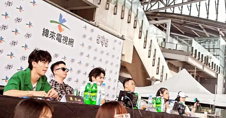 ▲評審們專注看比賽（記者楊珊雯拍攝）