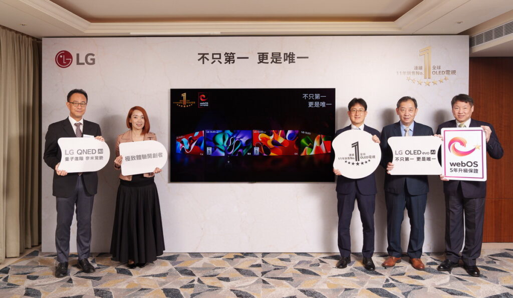 LG攜手藝術家-陳怡潔(左二),將藝術創作透過LG 2024 年智慧顯示器與Soundbar全系列陣容展演,左起台灣LG電子家庭娛樂產品事業部李相福總監、台灣LG電子鄭淵寬董事長、台灣LG電子家電營銷部羅時景資深副總經理、台灣LG電子蘇尹志產品經理