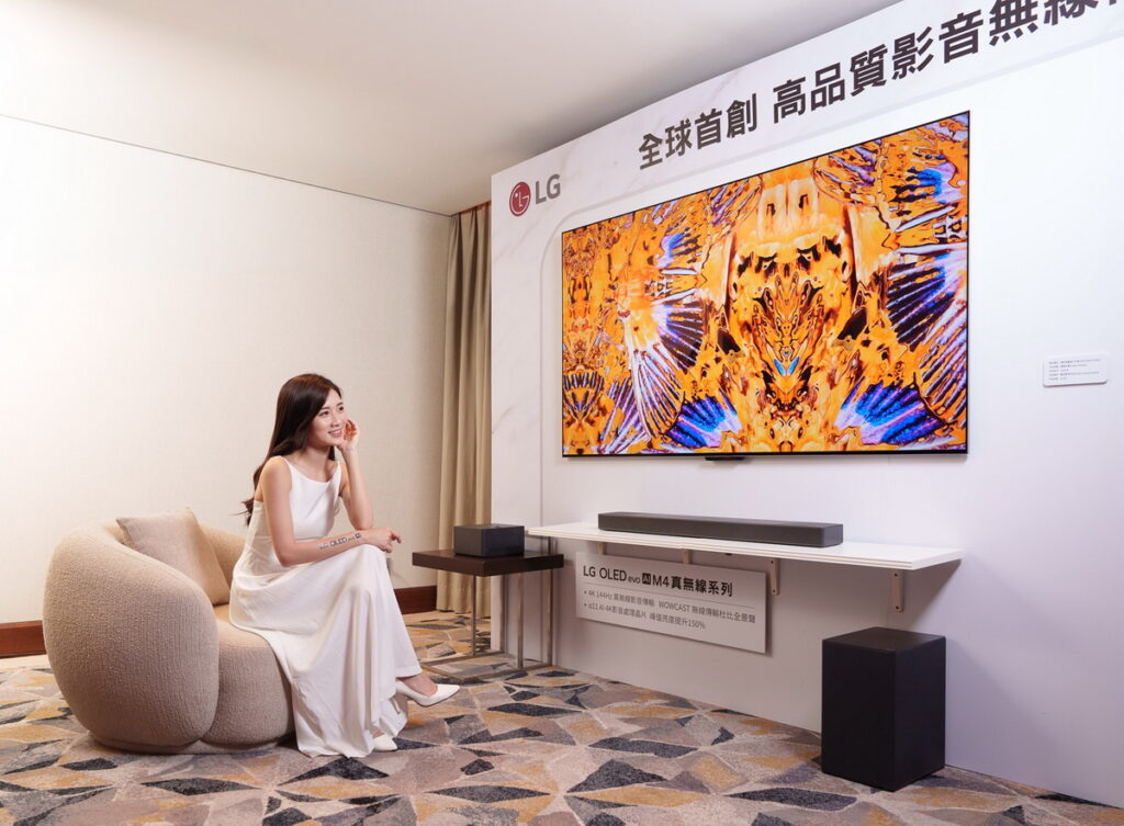 LG OLED evo M4 真無線系列透過WOWCAST無線連接LG Soundbar ,享受LG同步音場,使顯示器作為中央聲道與Soundbar同時發聲,帶來沉浸式環繞音效