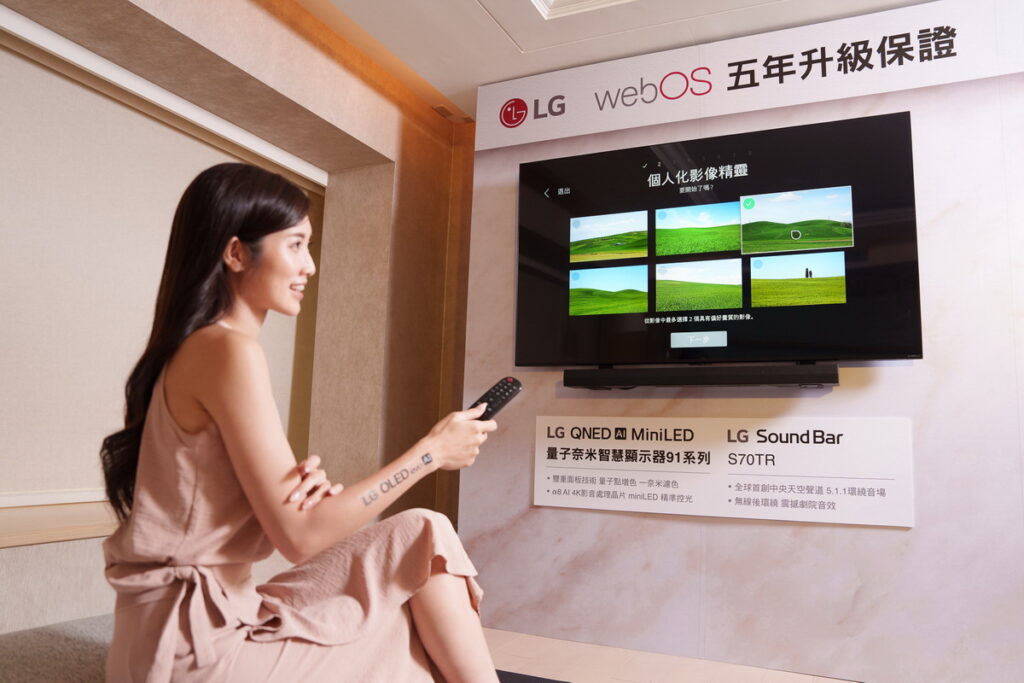 LG獨家webOS系統與智慧滑鼠遙控器的整合,利用龐大的使用數據,根據使用者與裝置的互動、偏好及行為模式等多方面的資訊輸入,進行持續學習,更貼近每一位使用者的需求,如:AI影像設定精靈