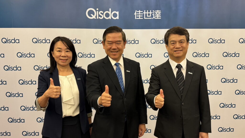 佳世達大艦隊加速醫療及AI轉型動能，圖為佳世達董事長陳其宏(中)、總經理黃漢州(右)、財務長洪秋金(左)