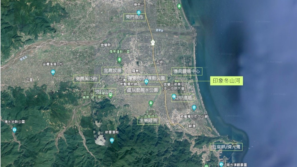 冬山河田園河畔旁坐落一幢年輕化又富現代感色系的建築，正好與『宜蘭國際童玩節』基地遙遙相望。（圖／蘭陽印象有限公司提供）