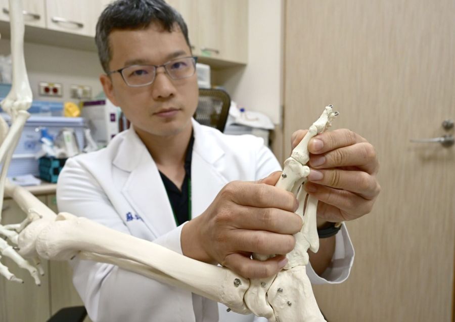 天天穿高跟鞋變痛痛腳！ 小模一脫鞋「大拇趾卡死」得手術 241
