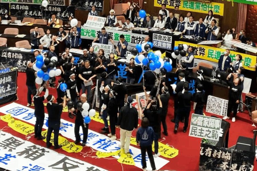 民進黨監控蒐集手機數據?許宇甄揭電信訊號強波車現蹤立院 223 照片來源:洪申翰臉書