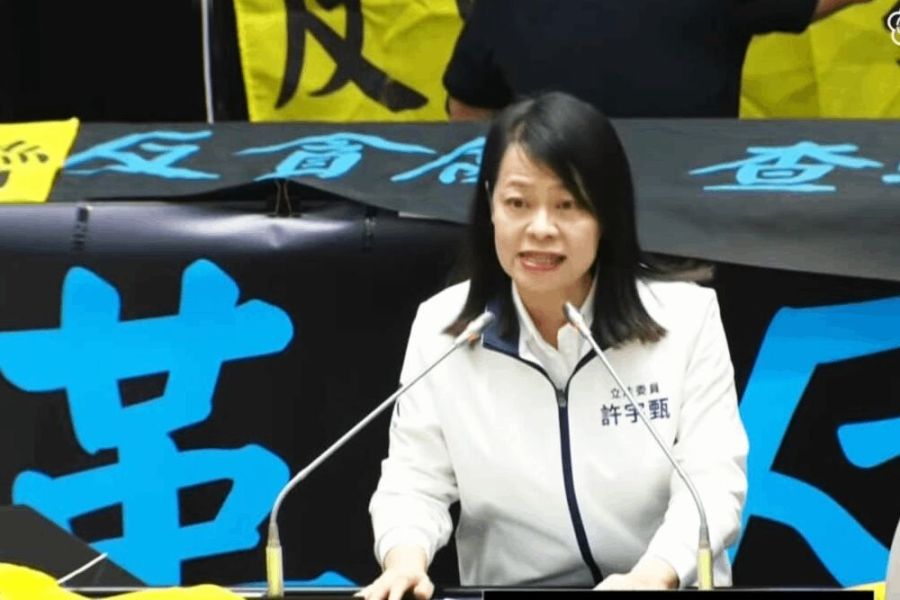 民進黨監控蒐集手機數據?許宇甄揭電信訊號強波車現蹤立院 224 照片來源:許宇甄臉書國會頻道截圖