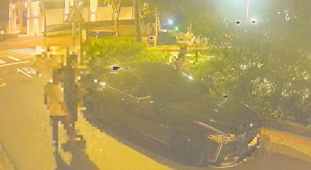 被害人遭脅迫上車畫面。(記者薛秀蓮翻攝)