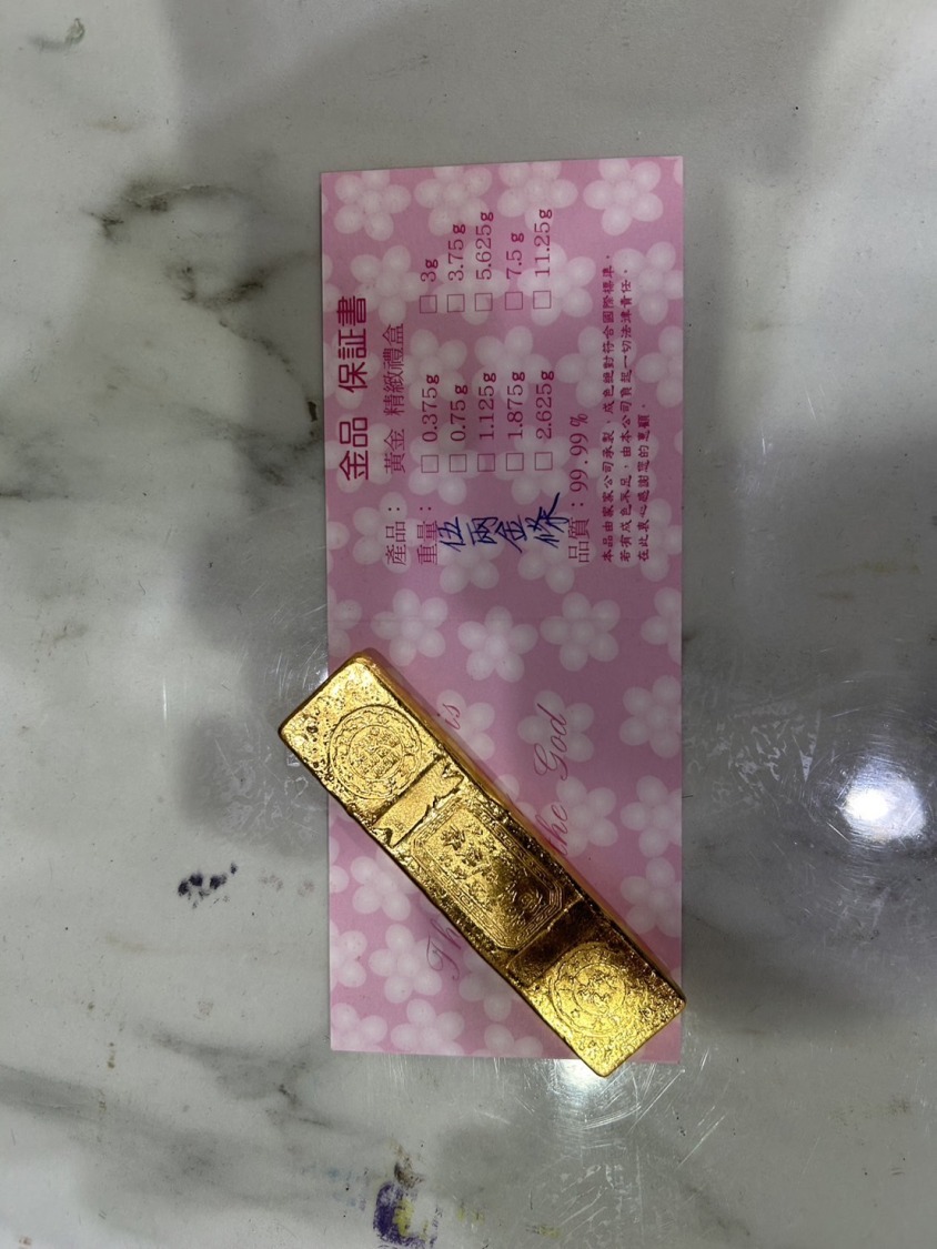 吳姓被害人（女，47歲）與詐騙集團約定面交5兩金條（價值約46萬元），警方當場逮捕施姓車手（男，21歲）。（記者黃荷琇 翻攝）