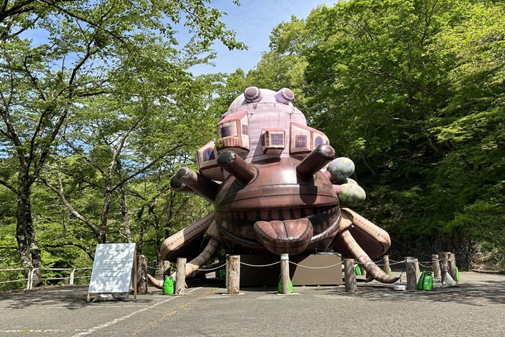 在岩手縣花卷市大澤溫泉菊水館GALLERY「茅」即日起至12月8日正舉辦「另一個鈴木敏夫與吉卜力展2」,戶外有霍爾的移動城堡實體模型展出中。 圖:蔡雅雯/拍攝