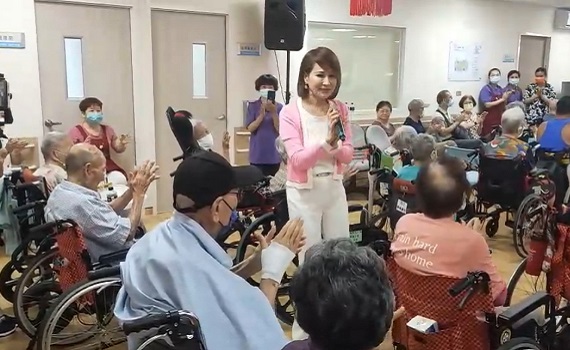 端節前慰勞榮家長輩 中視藝人敬老尊老
