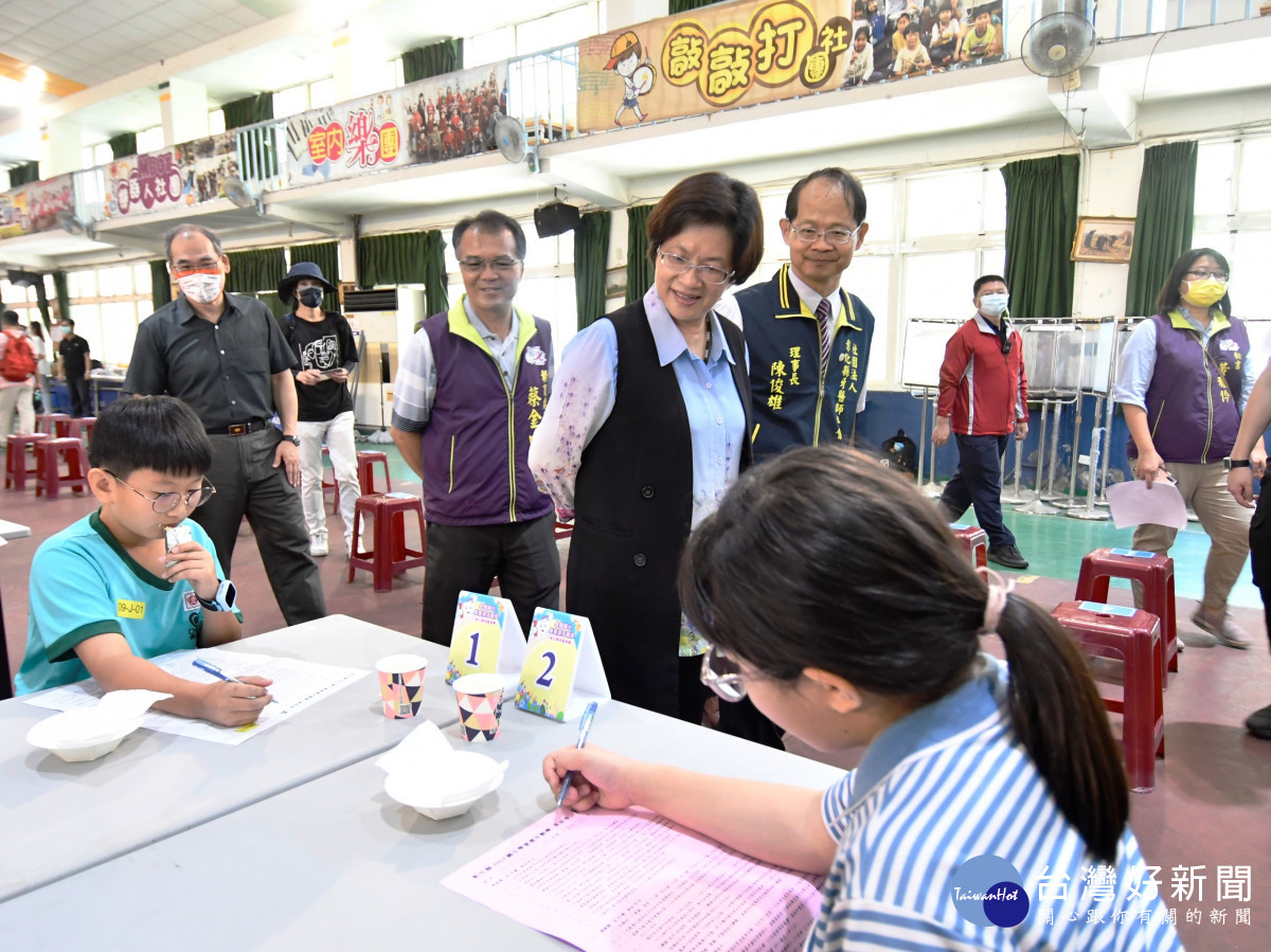 全國國小學童潔牙觀摩彰化地區預賽,230位口腔小尖兵齊競賽,縣長王惠美巡視學童筆試的狀況。圖/記者鄧富珍攝