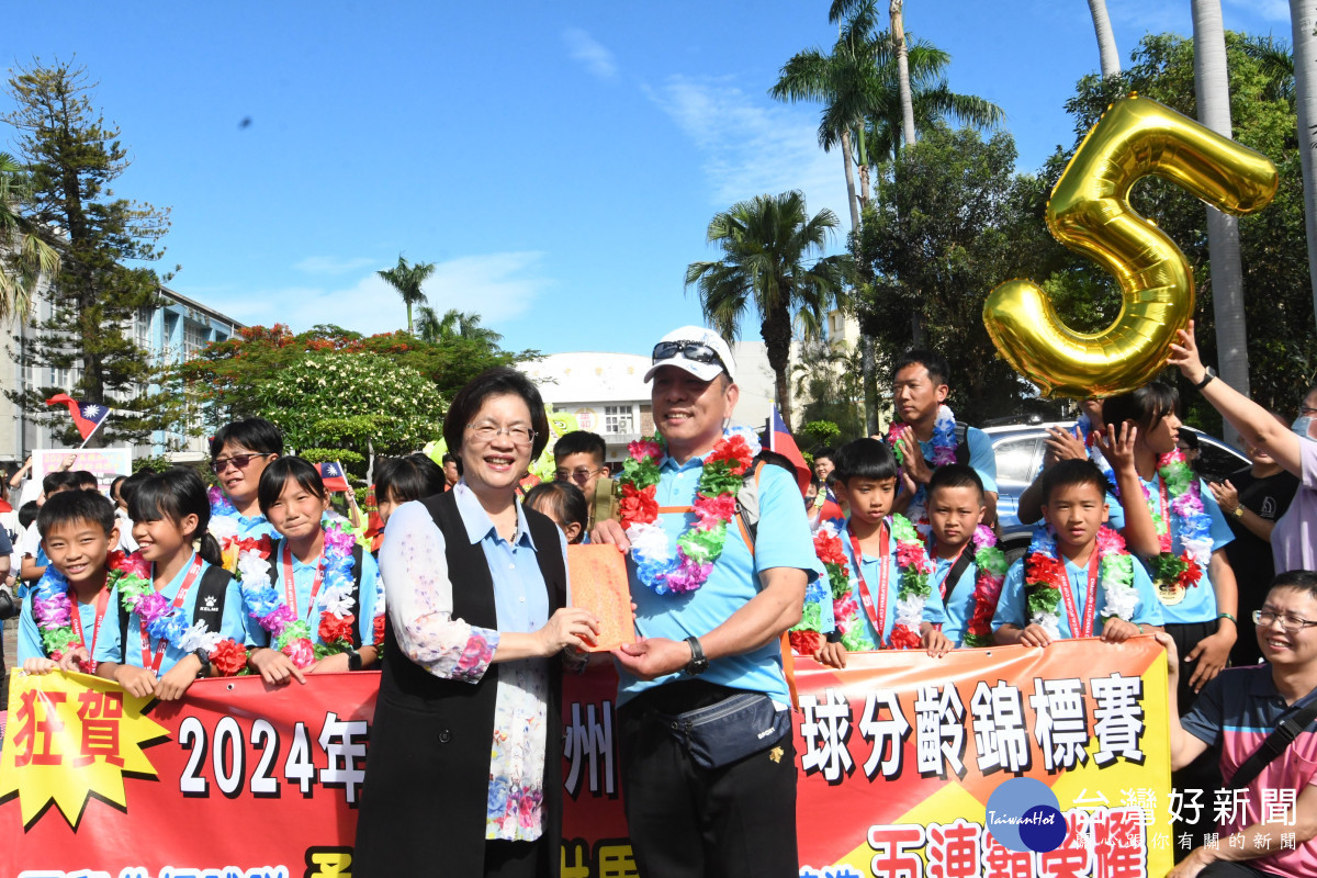 縣長王惠美贈加菜金。圖/記者鄧富珍攝